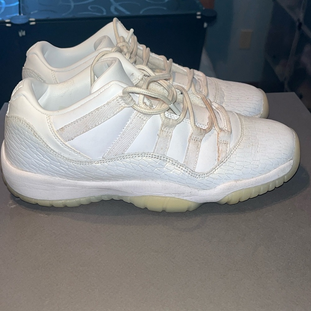 Worn jordan 11 white low top shoe strings need to be cleaned but are in good